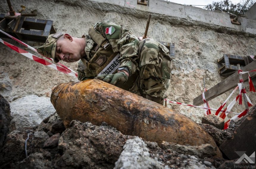 Tűzszerészek az Üllői úti bombahatástalanítás helyszínén, Budapest XVIII. kerületében.
