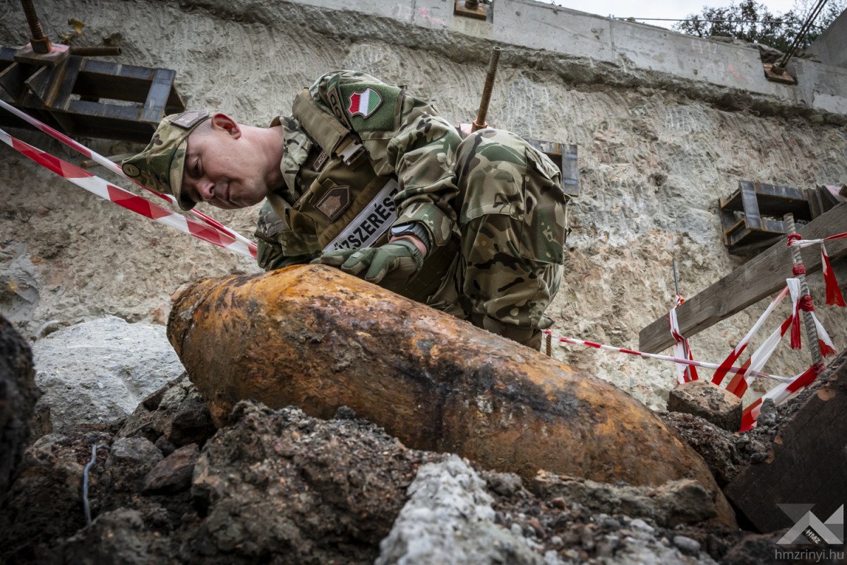 Tűzszerészek az Üllői úti bombahatástalanítás helyszínén, Budapest XVIII. kerületében.